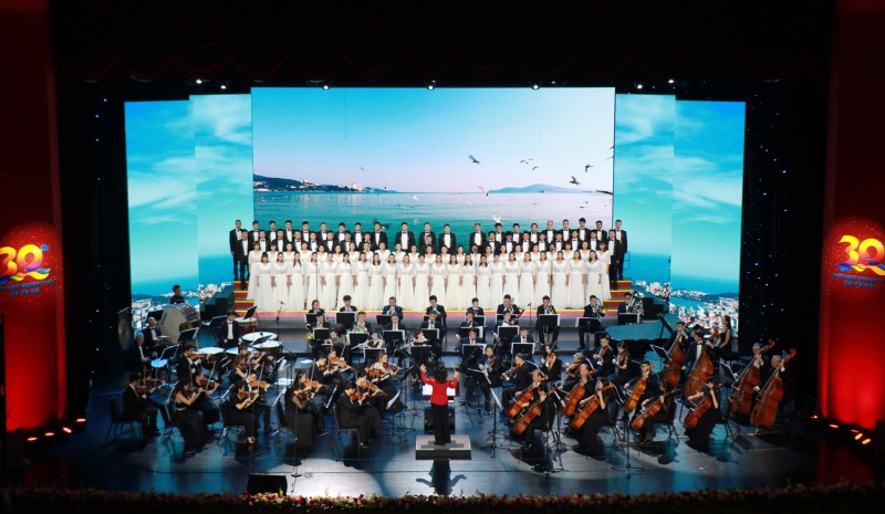联桥蓝色畅想合唱团在“威海市成立三十周年交响合唱音乐会”压轴演唱(图2)